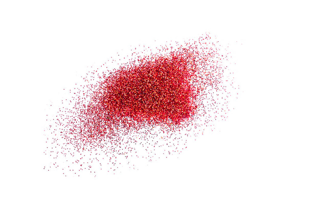 Paillettes rouges poudre éclaboussure ou éclatement copie espace isolé sur fond blanc - Photo, image