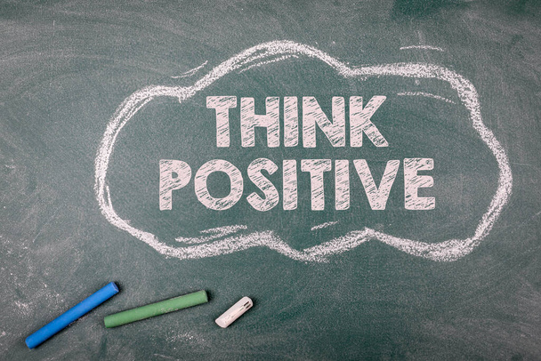 Denk positief. Wolk op een groen krijtbord - Foto, afbeelding