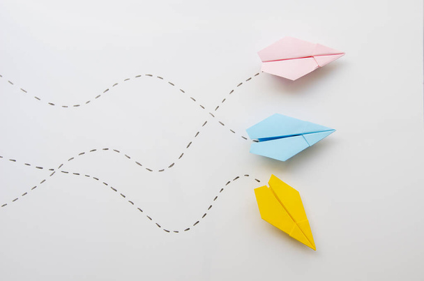 aranyos minimalista papír repülőgépek top view. Felbontás és kiváló minőségű gyönyörű fotó - Fotó, kép