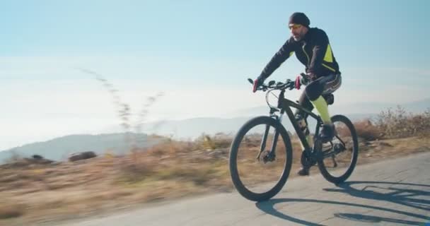 Biciclista equitação através da estrada de campo - Filmagem, Vídeo