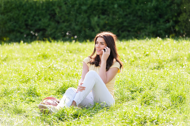 Красивая молодая красивая женщина в весеннем парке
 - Фото, изображение