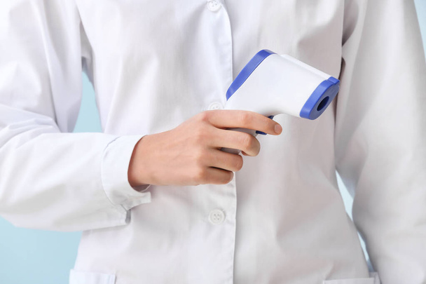 Doutor com termômetro infravermelho, close-up - Foto, Imagem