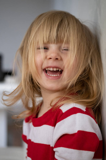 Menina emocional feliz fica na sala contra a parede - Foto, Imagem