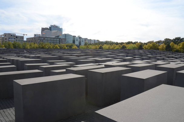 Murdered Jews of Europe memorial with buildings on background in Berlin, Germany - Foto, imagen