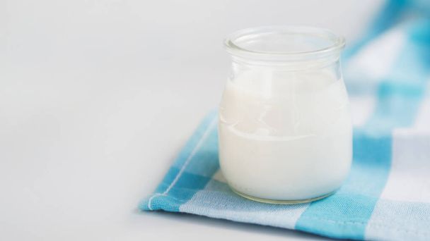 delicioso recipiente de yogur natural. Resolución y alta calidad hermosa foto - Foto, imagen