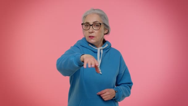 anciana anciana abuelita señalando con el dedo pidiendo que lo deje en paz estricto jefe disparando, conflicto - Metraje, vídeo