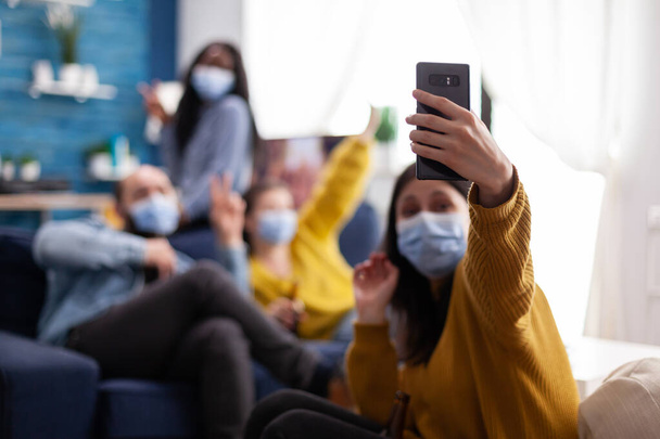 Multirassische Freunde machen Selfie mit Gesichtsmasken während des covid 19 Ausbruchs - Foto, Bild