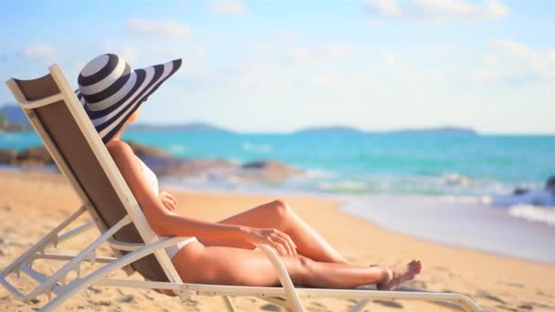 zdjęcia pięknej azjatyckiej kobiety relaksującej się na wybrzeżu podczas wakacji - Materiał filmowy, wideo