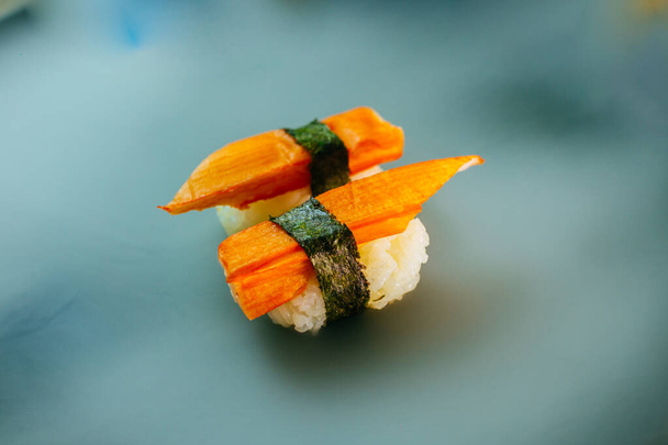 Sushi japonés, sobre fondo de humo - Foto, imagen