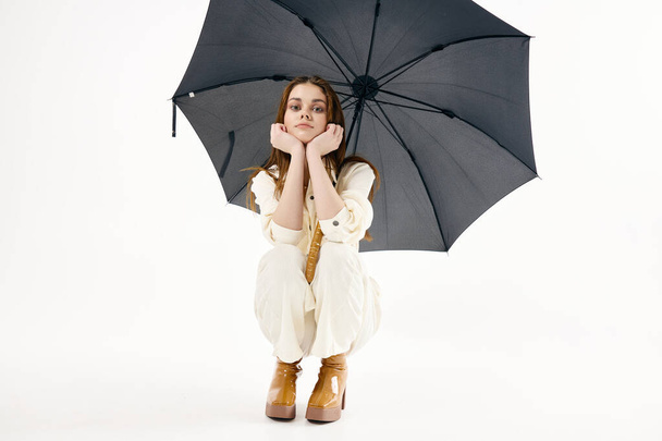 Mulher bonita com guarda-chuva aberto no estúdio. Foto de alta qualidade - Foto, Imagem