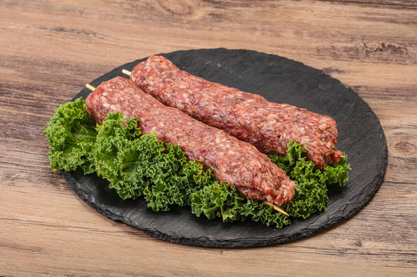 Syrové mleté hovězí kebab špejle na pečeni nebo gril - Fotografie, Obrázek