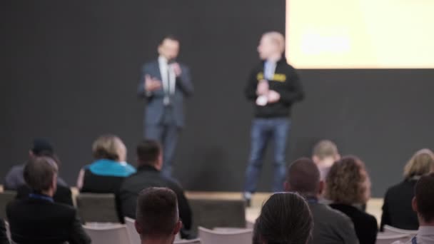 Trenerzy biznesu przemawiają do publiczności - Materiał filmowy, wideo