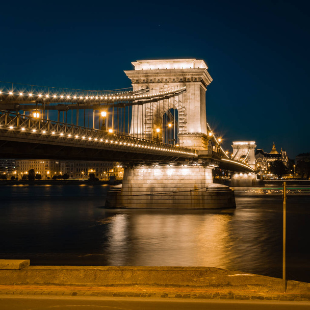 Látogatás a híres Lánchídra Budapesten egy nyári estén - Fotó, kép