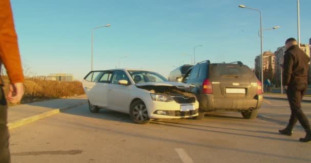 Dos extraños discutiendo después de un accidente de coche - Metraje, vídeo