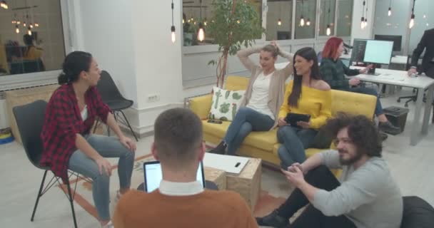 Mladí lidé diskutují v kanceláři nedbale - Záběry, video