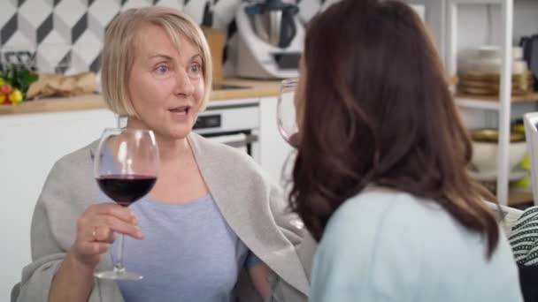 Vídeo de dos generaciones de mujeres bebiendo vino en casa. Fotografía con cámara de helio RED en 8K. - Metraje, vídeo
