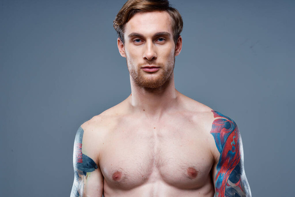 atleta bombeado músculos do braço e tatuagens fisiculturista fita métrica esportes - Foto, Imagem