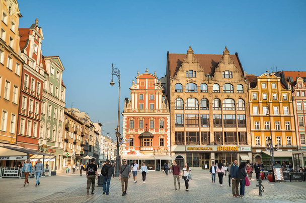 WROCLAW, POLONIA-8 de abril de 2019: Vista de la Plaza del Mercado en el casco antiguo de Wroclaw. Wroclaw es la capital histórica de Baja Silesia. - Foto, imagen