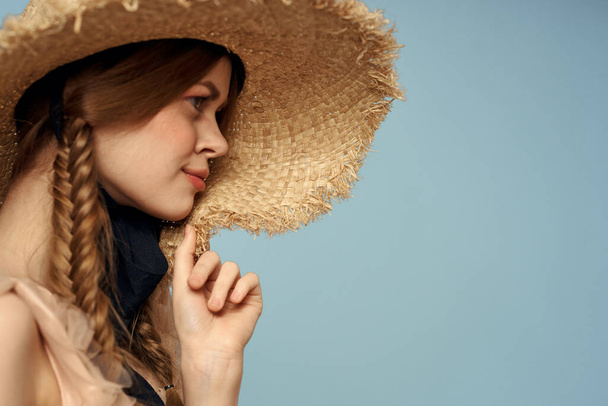 Gyönyörű nő kalapban pózol. Kiváló minőségű fénykép - Fotó, kép