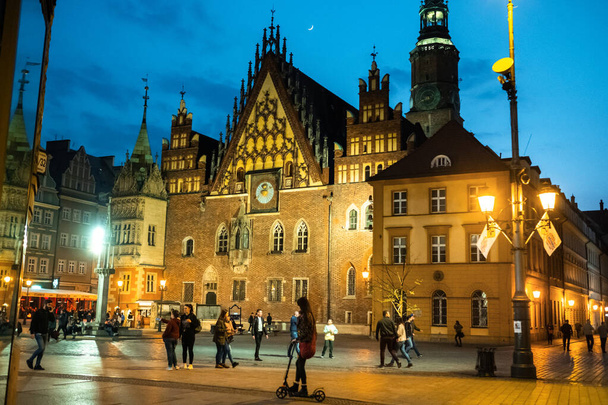 WROCLAW, POLAND-April 8, 2019:Night view of the Wroclaw Market Square with the town Hall.Europe. - Valokuva, kuva