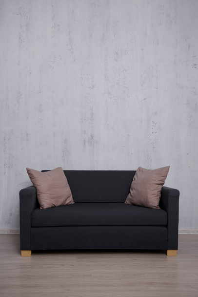 Sofá moderno con espacio de copia sobre pared de hormigón - Foto, imagen
