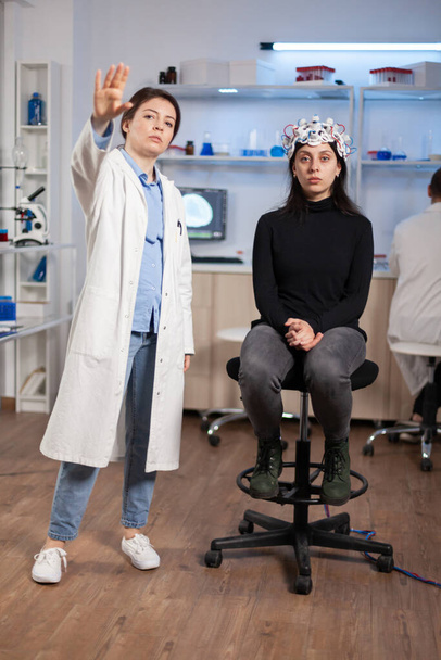 Hirnforscher und Patient im Labor schauen auf virtuelles Display - Foto, Bild