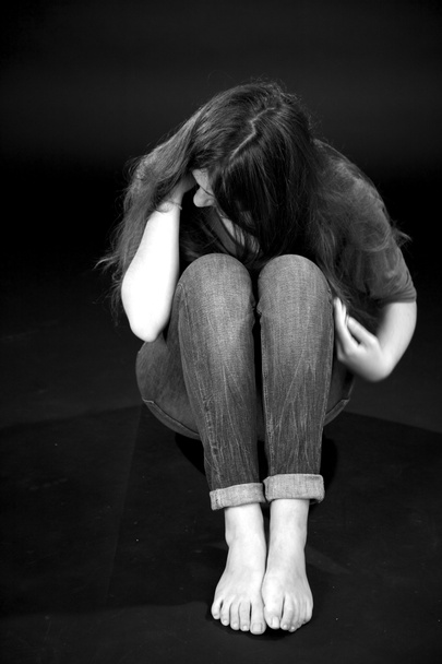 θλιβερή γυναίκα που κλαίει μετά βίας - Φωτογραφία, εικόνα