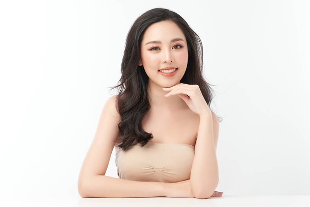 Mooie jonge aziatische vrouw met schone frisse huid op witte achtergrond, Gezichtsverzorging, Gezichtsbehandeling, Cosmetologie, schoonheid en spa, Aziatische vrouwen portret. - Foto, afbeelding