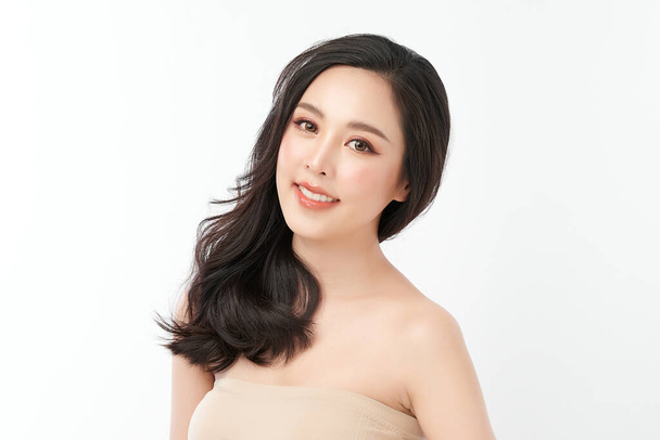 Gyönyörű fiatal ázsiai nő tiszta friss bőr fehér háttér, Arcápolás, Arckezelés, Kozmetológia, szépség és spa, ázsiai nők portré. - Fotó, kép