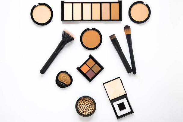 different facial powders with powder brushes table. Resolution and high quality beautiful photo - Fotoğraf, Görsel