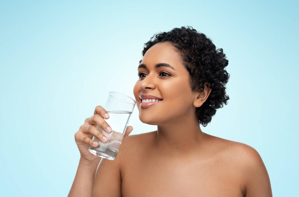 jovem afro-americana com copo de água - Foto, Imagem