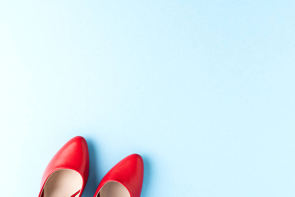 Overhead shot of red high heels on blue background - Fotoğraf, Görsel