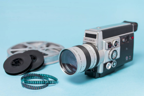 Filmrollen Filmstreifen Vintage Camcorder blauer Hintergrund. Auflösung und hohe Qualität schönes Foto - Foto, Bild