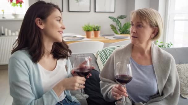 Videó két generációs nőről, akik bort isznak. Lövés RED hélium kamerával 8K-ban. - Felvétel, videó