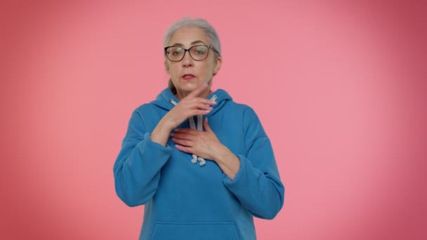 Τρομαγμένη ηλικιωμένη γυναίκα να κλείνει το στόμα της με το χέρι, χειρονομίες όχι, αρνούμενη να πει τρομερό μυστικό - Πλάνα, βίντεο
