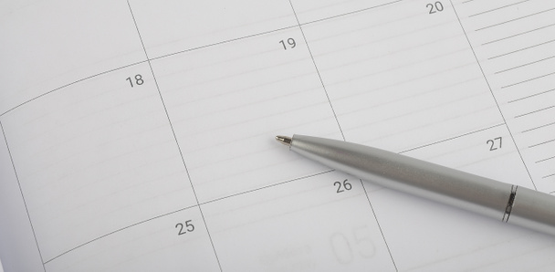 Επαγγελματικός σχεδιασμός ημερολογίου με ασημένιο στυλό, αντίγραφο χώρου - Φωτογραφία, εικόνα