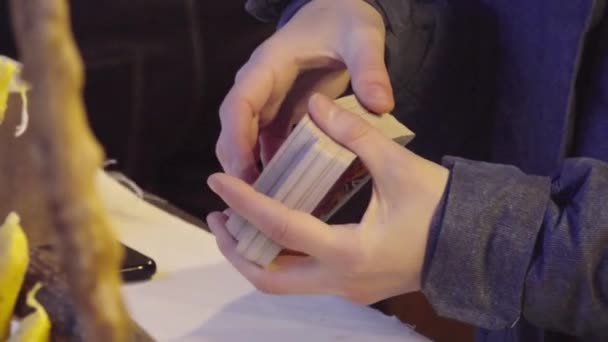 Kırpıcı kişi oyun için kartları karıştırıyor - Video, Çekim