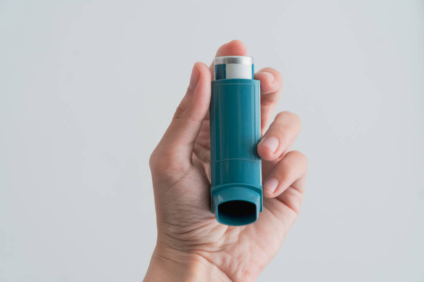 Ihmisen käsi poimien astma inhalaattori - Valokuva, kuva