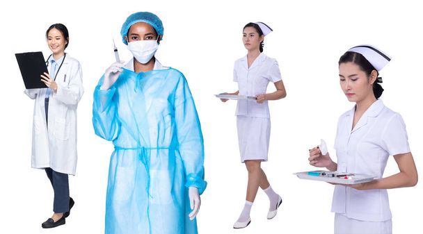 Collage Group Diversidad de cuerpo entero y medio de los años 20 La mujer asiática es doctora y enfermera en uniforme. Personal de salud femenino gira vista lateral sobre fondo blanco aislado - Foto, Imagen