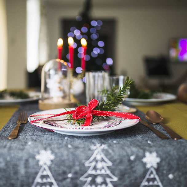 decorated plate christmas tablecloth. Resolution and high quality beautiful photo - Fotoğraf, Görsel