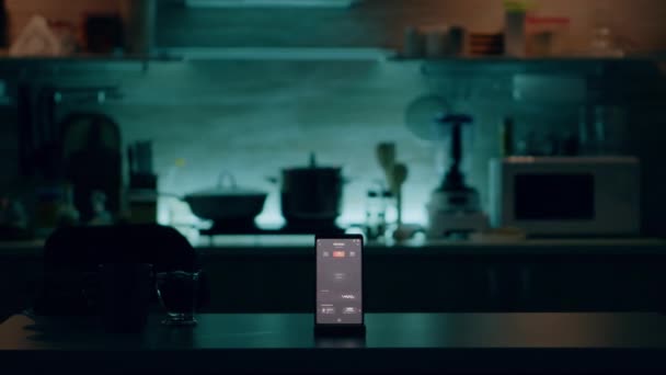 Телефон с интеллектуальным программным обеспечением, установленным на столе на кухне, где никого нет - Кадры, видео