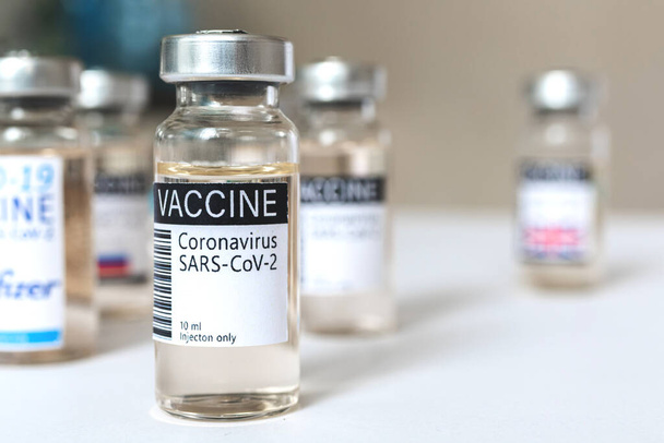 Covid glass vial with vaccine, vaccination background with vaccine vials close up - Foto, Bild