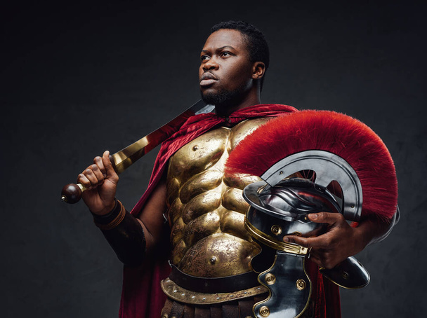 Περήφανος Ρωμαίος στρατιώτης αφρικανικής εθνοτικής καταγωγής - Φωτογραφία, εικόνα