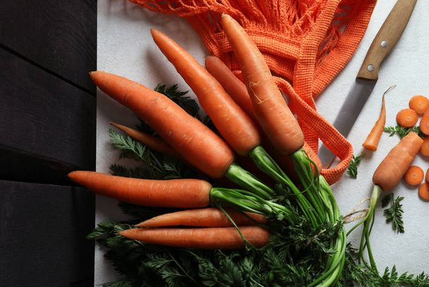 Concepto de verdura fresca con zanahoria sobre mesa blanca texturizada - Foto, Imagen