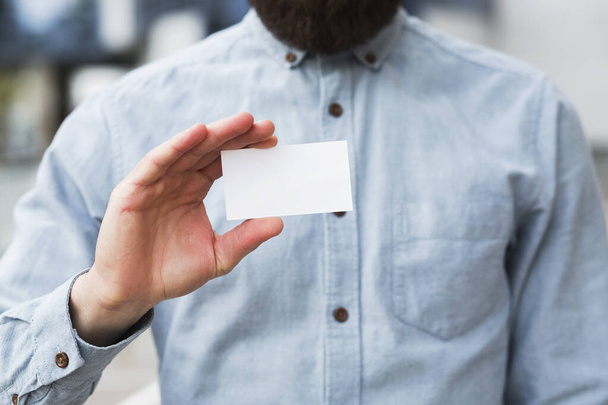 Закрыть руку бизнесмена, показывая белую визитную карточку. разрешение и высокое качество красивой фотографии - Фото, изображение