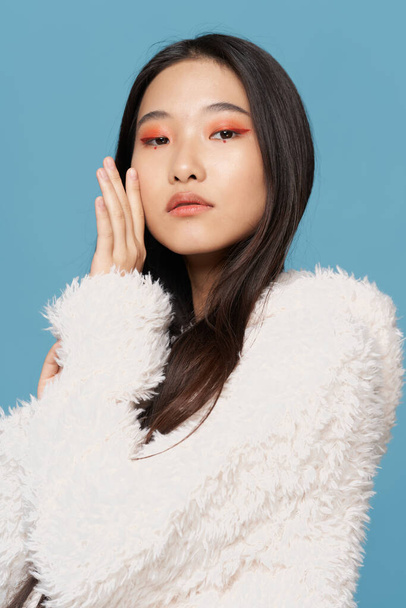 sexy aziatische vrouw in wit trui en gezicht make-up oogschaduw lippenstift - Foto, afbeelding