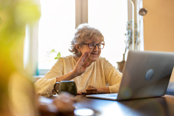 Mulher sênior feliz usando laptop em casa - Foto, Imagem