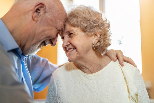 Retrato de um casal de idosos felizes passar tempo de qualidade juntos em casa - Foto, Imagem