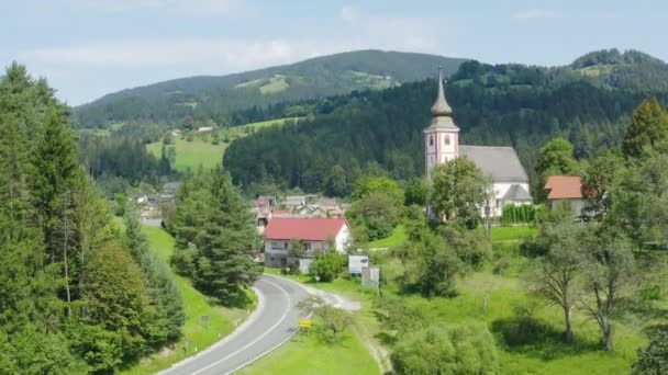 Pieni kaupunki Slovenj Gradec, ympäröivät mäet Sloveniassa, Euroopassa. Nouseva antennikuvaus - Materiaali, video