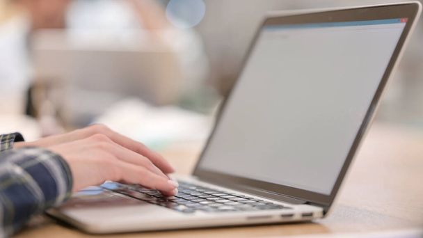 Manos femeninas escribiendo en el ordenador portátil, de cerca - Foto, imagen